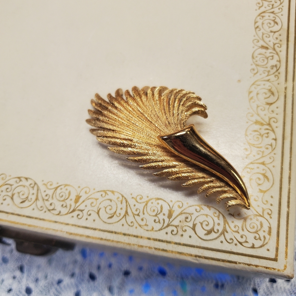 Vintage MONET Gold Tone Feather Brooch